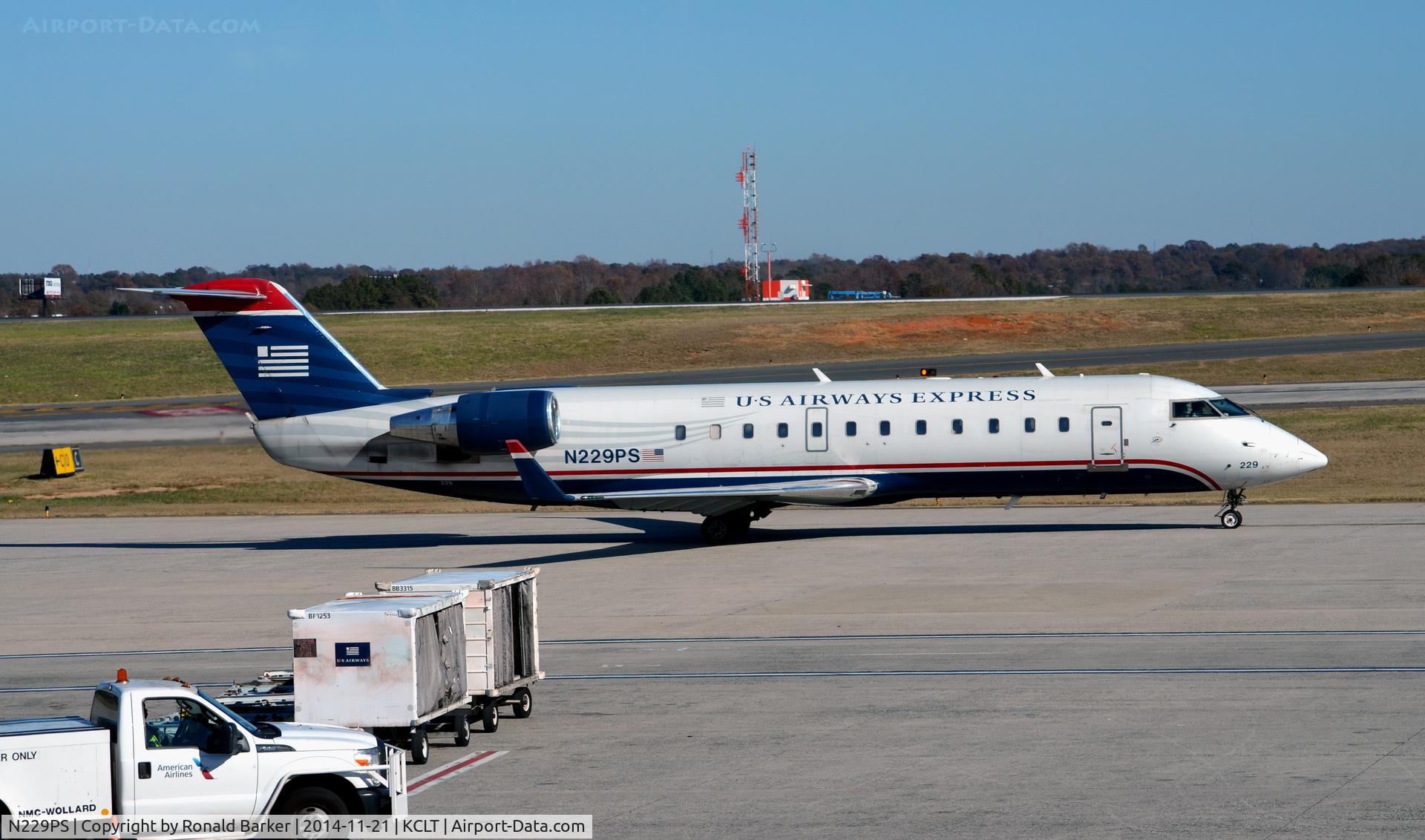 N229PS, 2004 Bombardier CRJ-200ER (CL-600-2B19) C/N 7898, Taxi CLT
