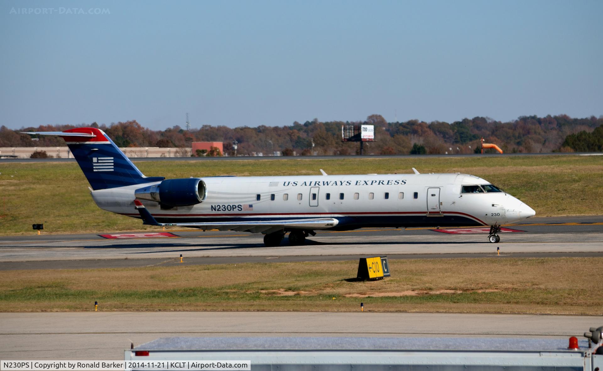 N230PS, 2004 Bombardier CRJ-200ER (CL-600-2B19) C/N 7904, Taxi CLT