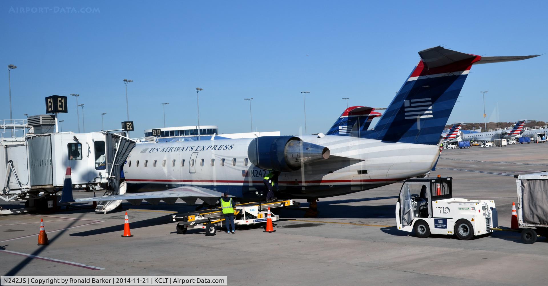 N242JS, 2004 Bombardier CRJ-200ER (CL-600-2B19) C/N 7911, Gate E1 CLT