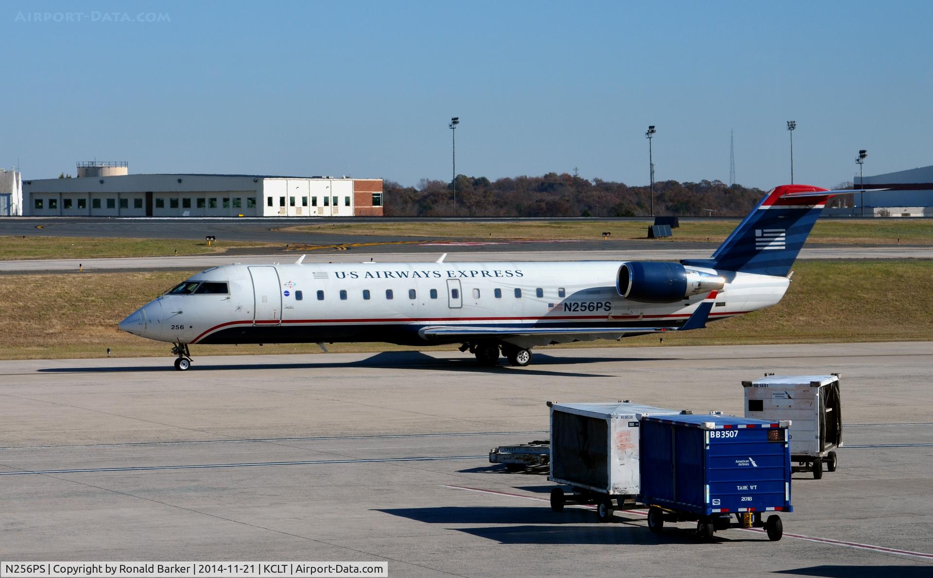 N256PS, 2004 Canadair CL-600-2B19 Regional Jet CRJ-200ER C/N 7937, Taxi CLT