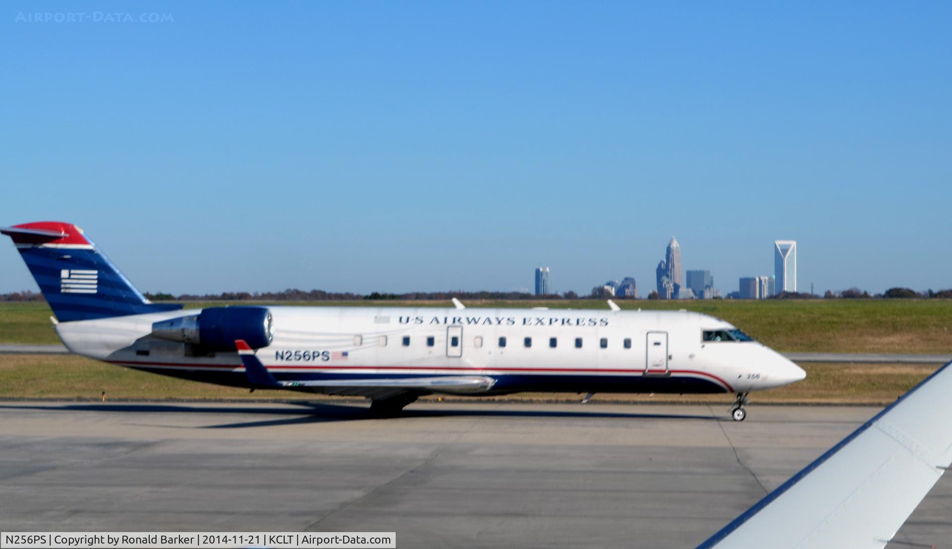 N256PS, 2004 Canadair CL-600-2B19 Regional Jet CRJ-200ER C/N 7937, Taxi CLT