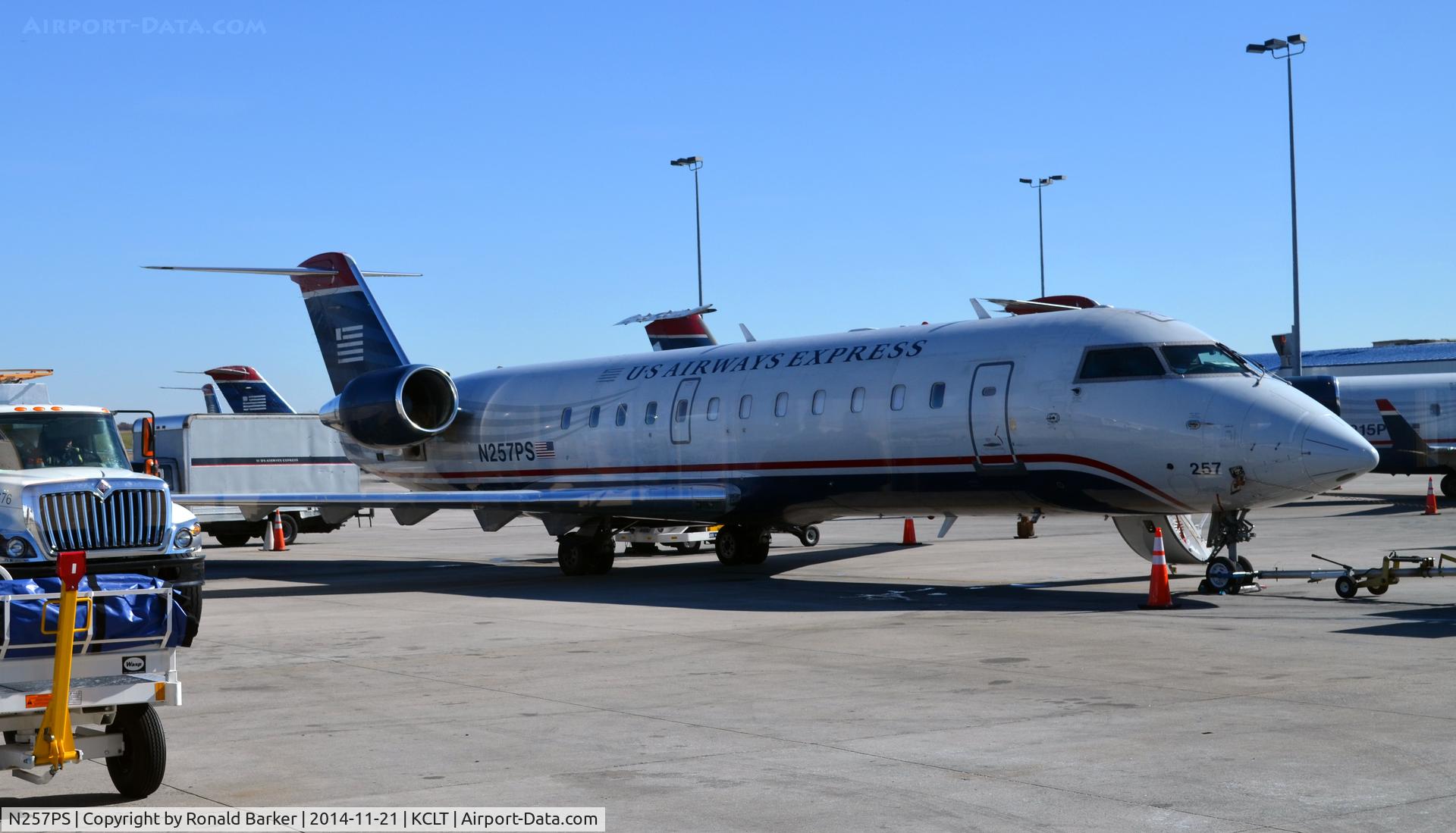 N257PS, 2004 Bombardier CRJ-200ER (CL-600-2B19) C/N 7939, At the gate CLT