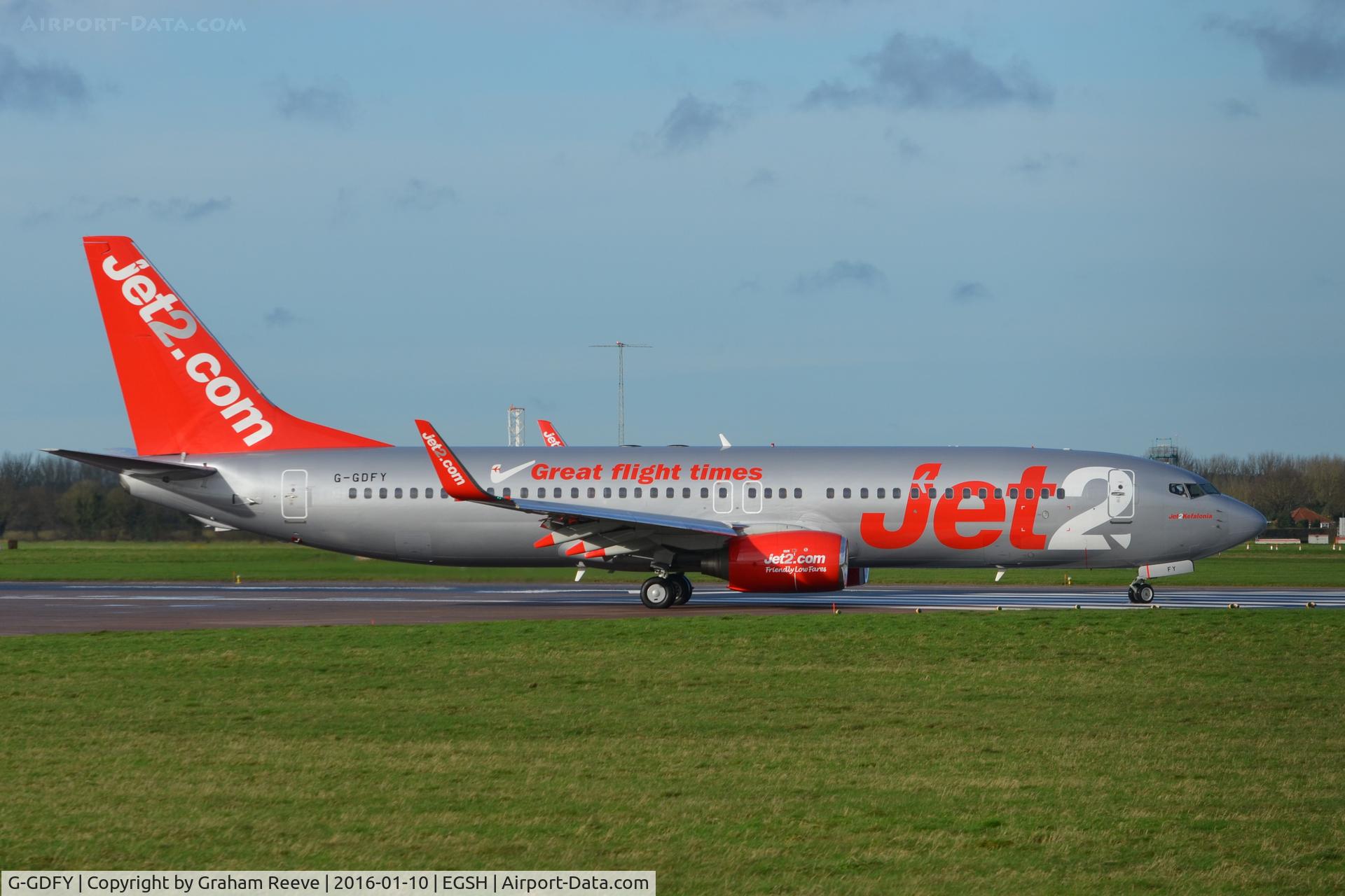 G-GDFY, 2001 Boeing 737-86Q C/N 30278, About to depart from Norwich.