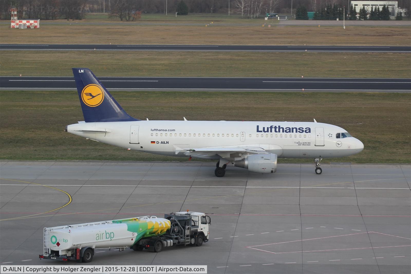 D-AILN, 1997 Airbus A319-114 C/N 700, On taxi to holding point 26L....