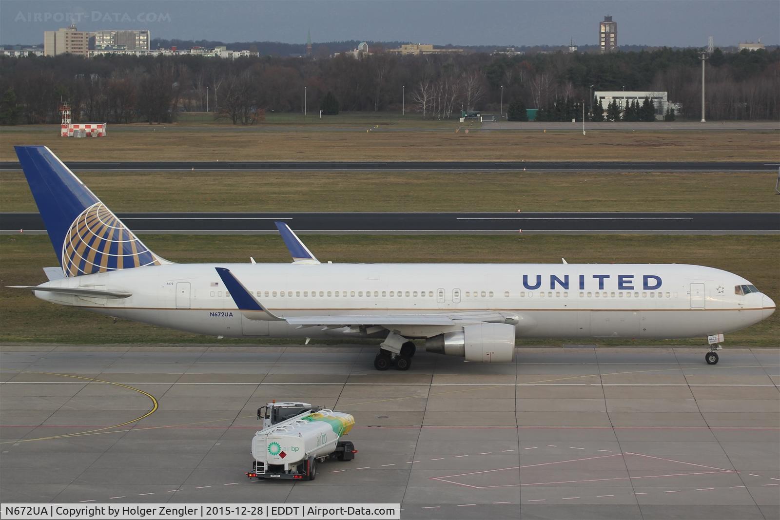 N672UA, 1999 Boeing 767-322 C/N 30027, On taxi for a westbound departure....