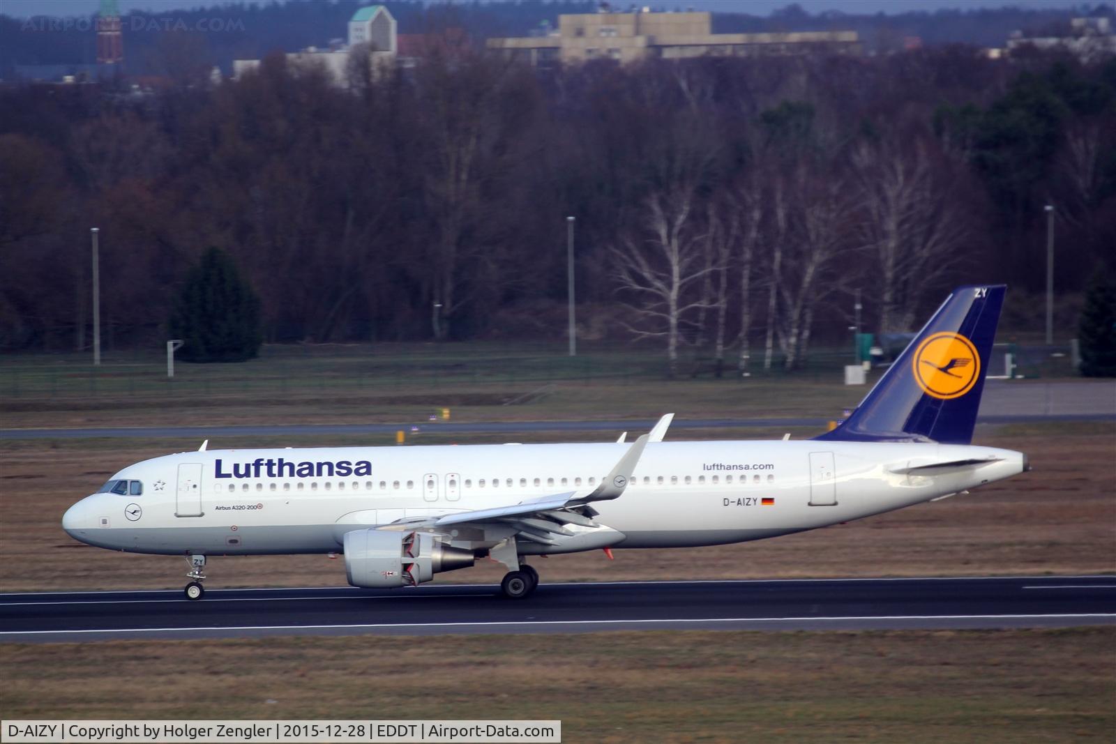 D-AIZY, 2013 Airbus A320-214 C/N 5769, Arrival on rwy 26R...