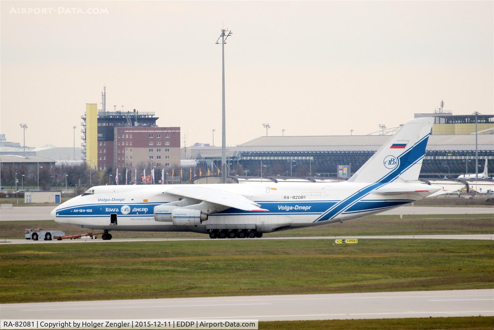 RA-82081, 2004 Antonov An-124-100M Ruslan C/N 9773051462165, Transfer to VDA hangar on apron 3.....