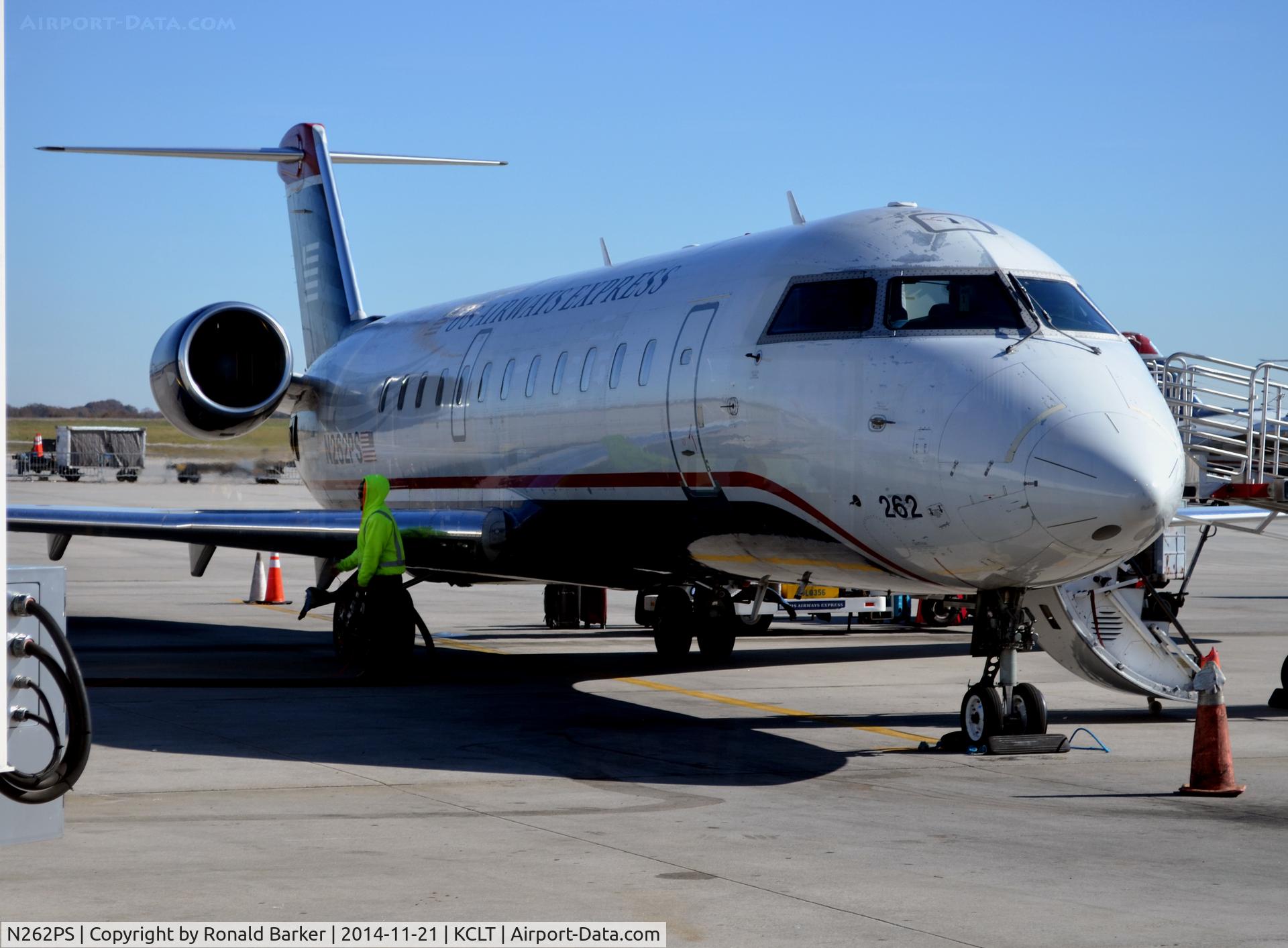 N262PS, 2004 Bombardier CRJ-200ER (CL-600-2B19) C/N 7962, At the Gate CLT