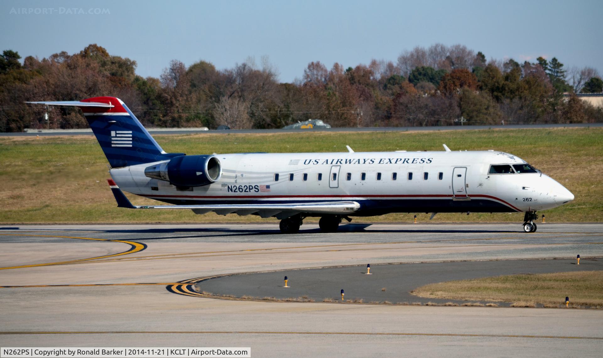 N262PS, 2004 Bombardier CRJ-200ER (CL-600-2B19) C/N 7962, Taxi CLT