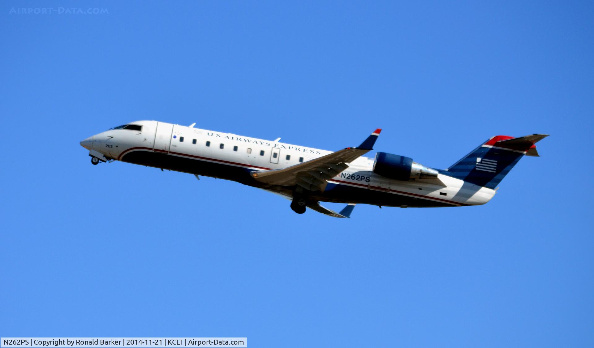 N262PS, 2004 Bombardier CRJ-200ER (CL-600-2B19) C/N 7962, Takeoff CLT