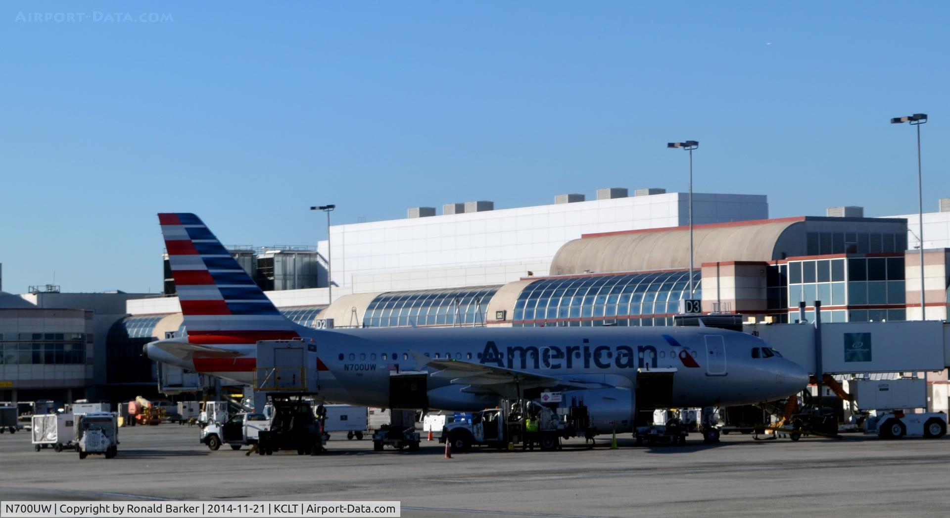 N700UW, 1998 Airbus A319-112 C/N 0885, Gate D3 CLT
