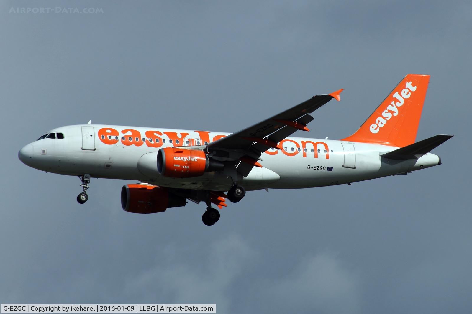 G-EZGC, 2010 Airbus A319-111 C/N 4444, Flight from Milano, Italia, on final approach runway 30.