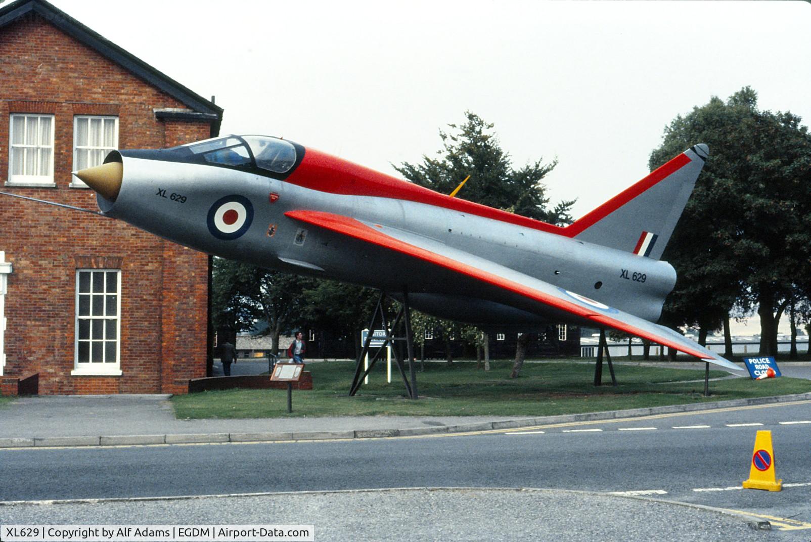 XL629, English Electric Lightning T.4 C/N 95050/B1, Shown on its pedestals in Sep 1988. At that time the gate to the base was further back and the aircraft could be seen easily.
