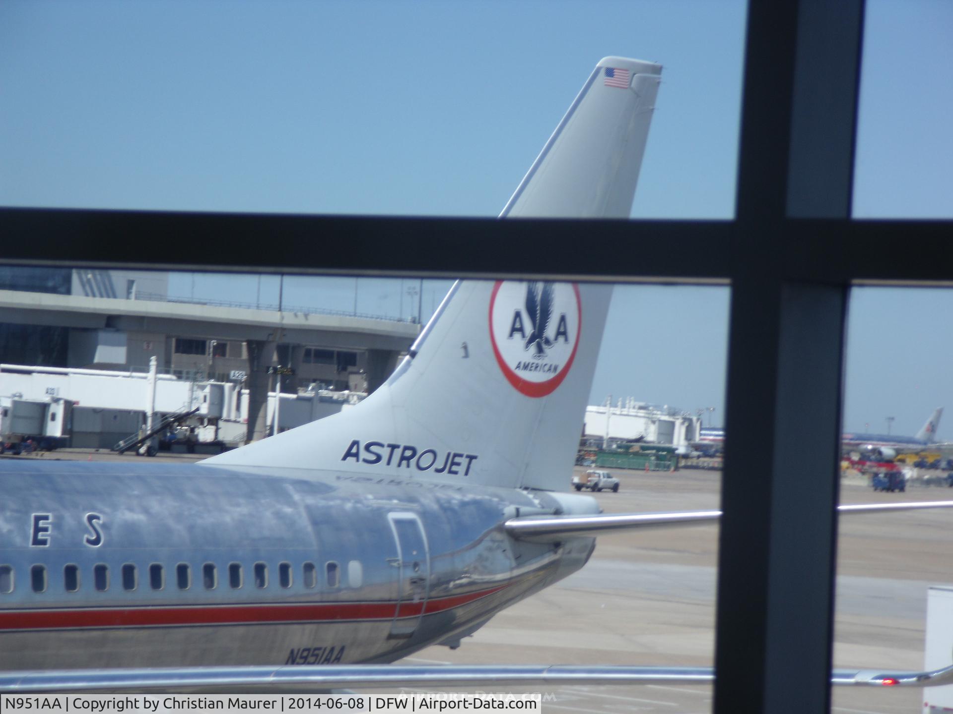 N951AA, 2000 Boeing 737-823 C/N 29538, Retro Jet