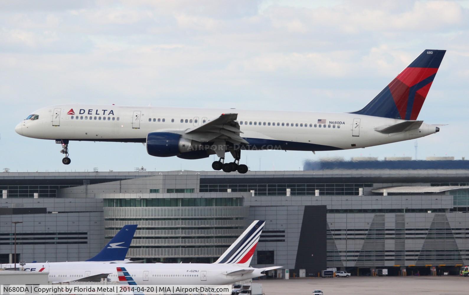 N680DA, 1992 Boeing 757-232 C/N 26956, Delta