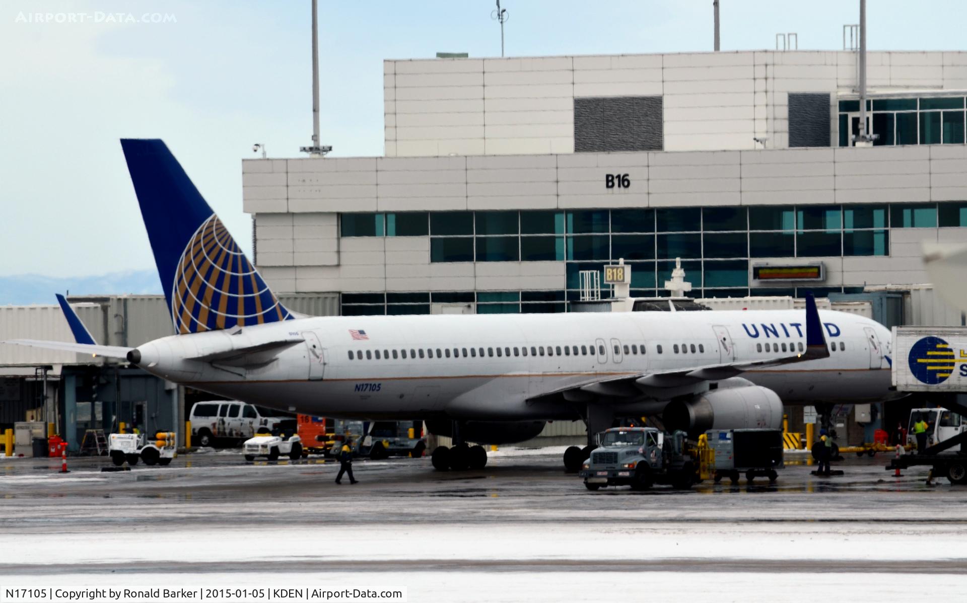 N17105, 1994 Boeing 757-224 C/N 27295, Gate B18 DEN