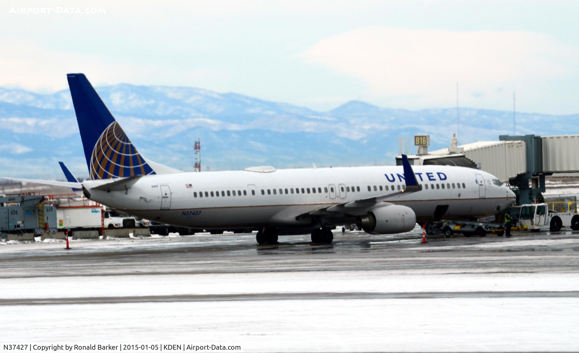 N37427, 2008 Boeing 737-924/ER C/N 37097, Gate b16 DEN