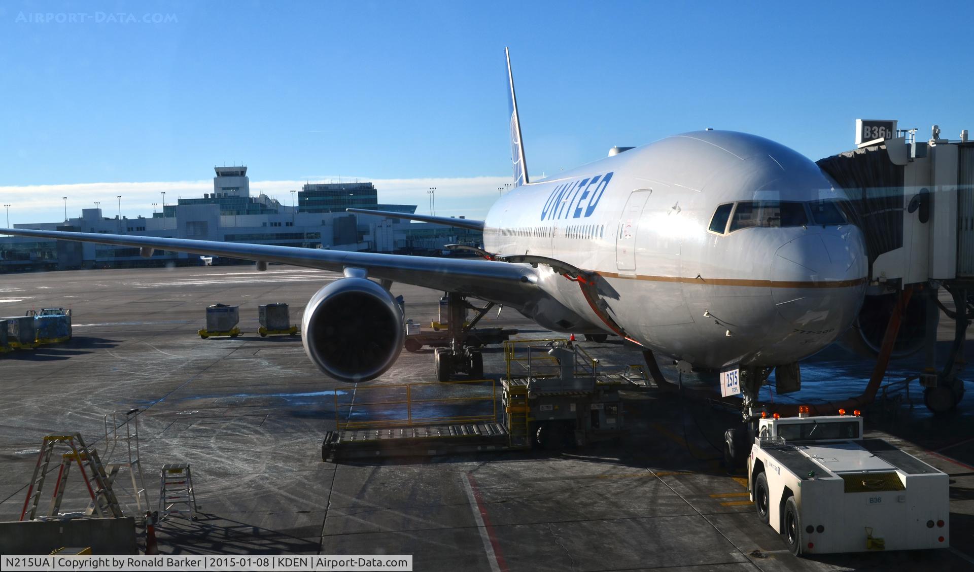 N215UA, 2000 Boeing 777-222 C/N 30221, Gate B36 Denver