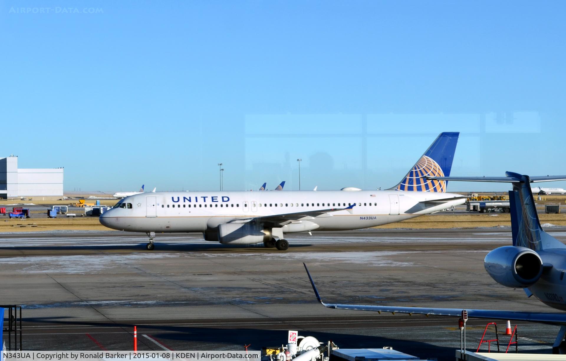 N343UA, 1988 Boeing 737-322 C/N 24247, Taxi Denver
