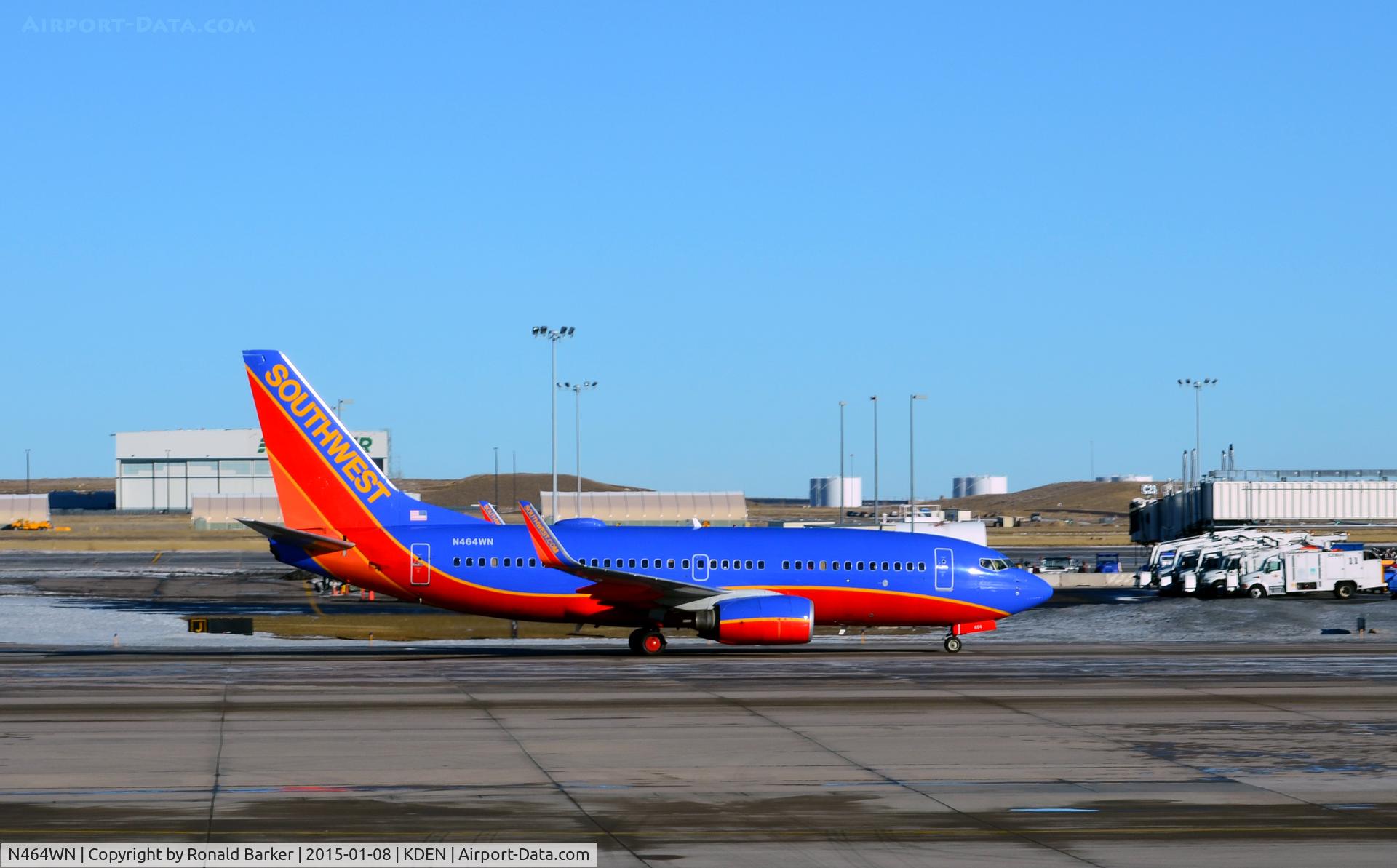 N464WN, 2004 Boeing 737-7H4 C/N 32468, Taxi Denver
