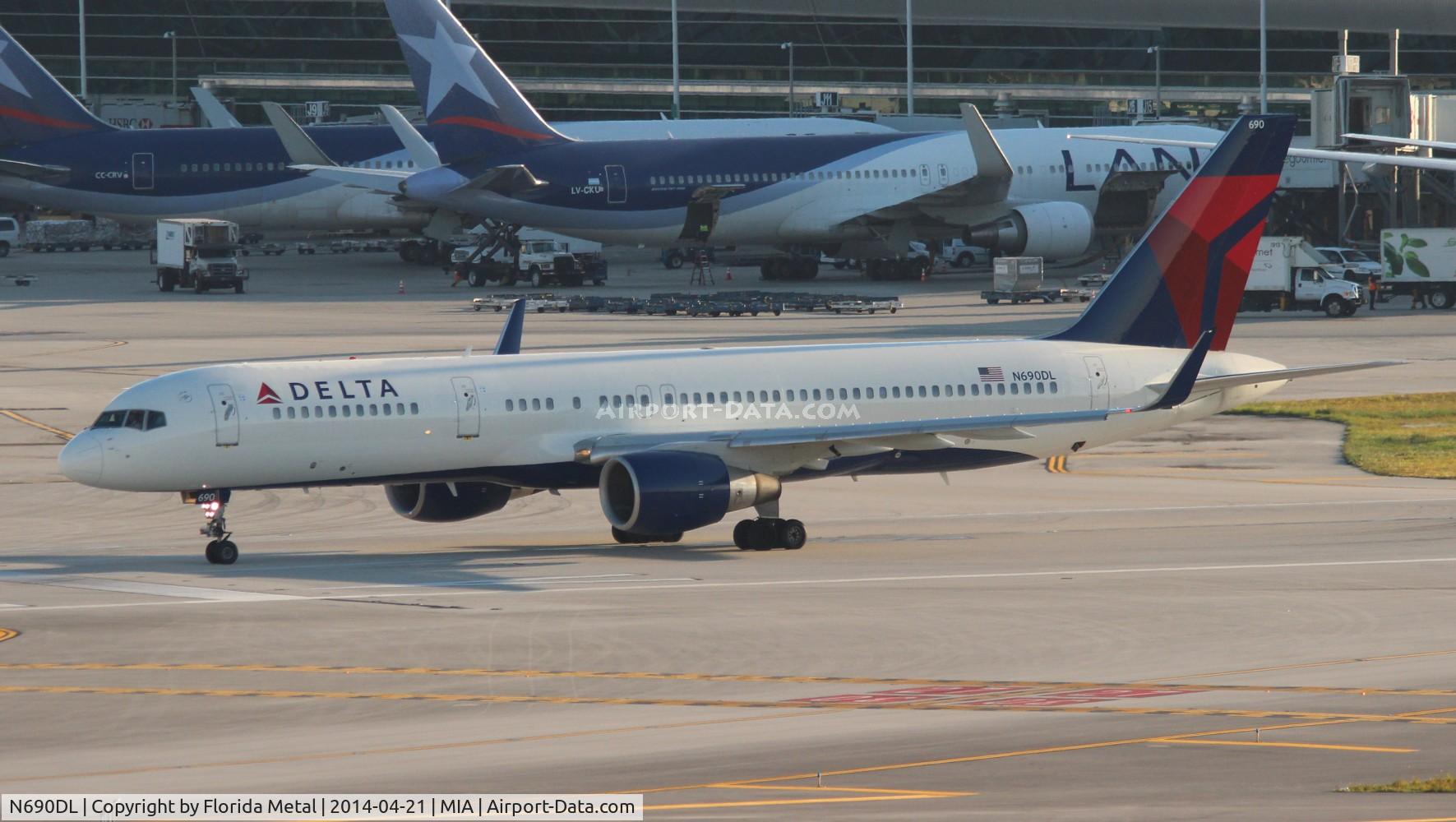 N690DL, 1998 Boeing 757-232 C/N 27585, Delta