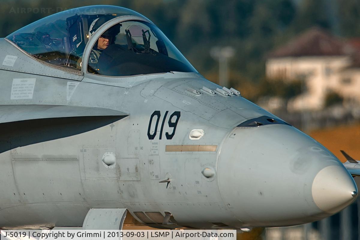 J-5019, McDonnell Douglas F/A-18C Hornet C/N 1368/SFC019, Concentration required, note the different bumps and antennas