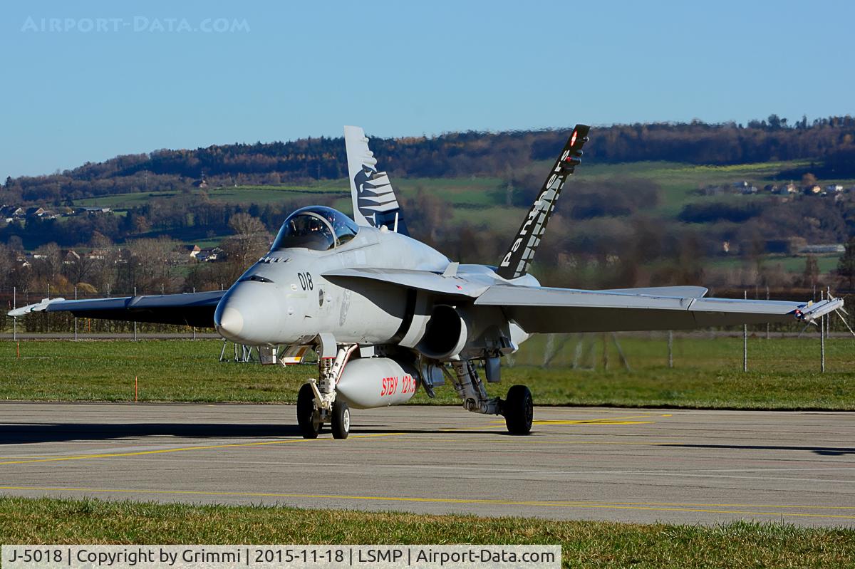 J-5018, 1998 McDonnell Douglas F/A-18C Hornet C/N 1366, Autumn sun on the Squadron 18 special paint