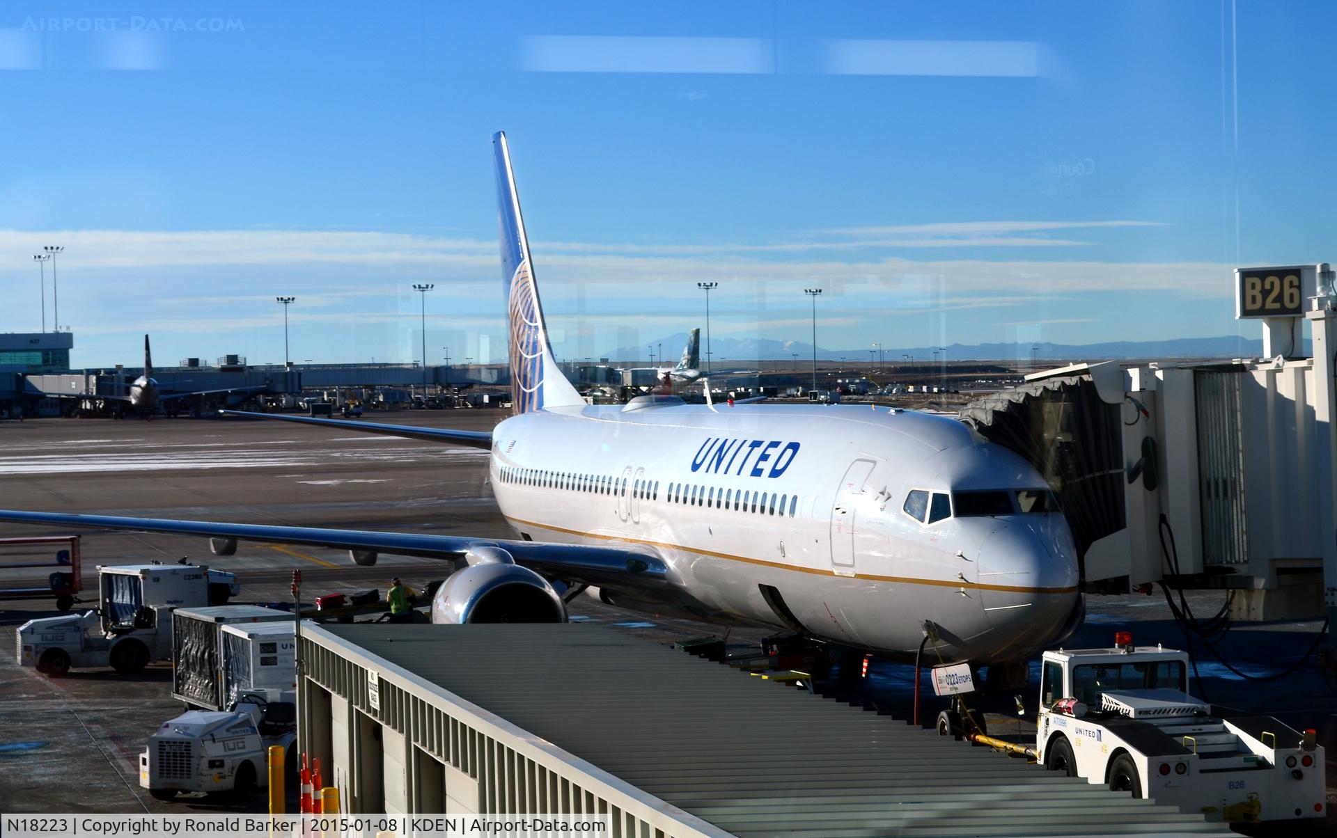 N18223, 1998 Boeing 737-824 C/N 28932, Gate B26 Denver
