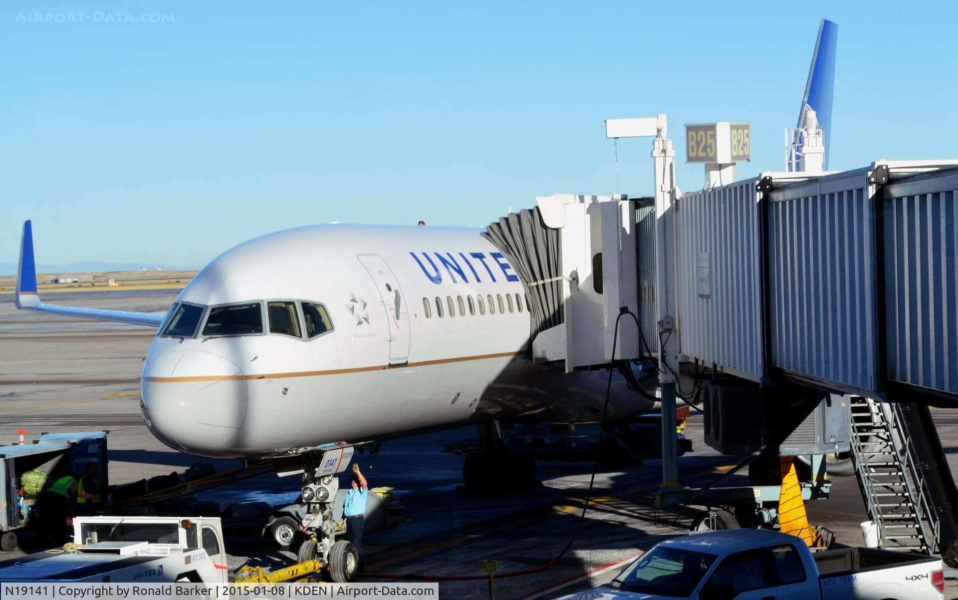 N19141, 2000 Boeing 757-224 C/N 30354, Gate B25 Denver