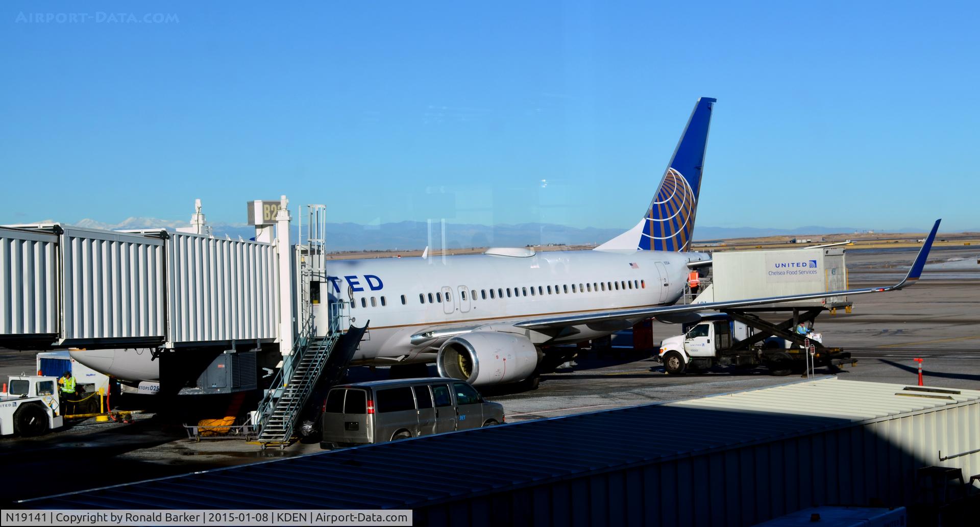 N19141, 2000 Boeing 757-224 C/N 30354, Gate B25 Denver