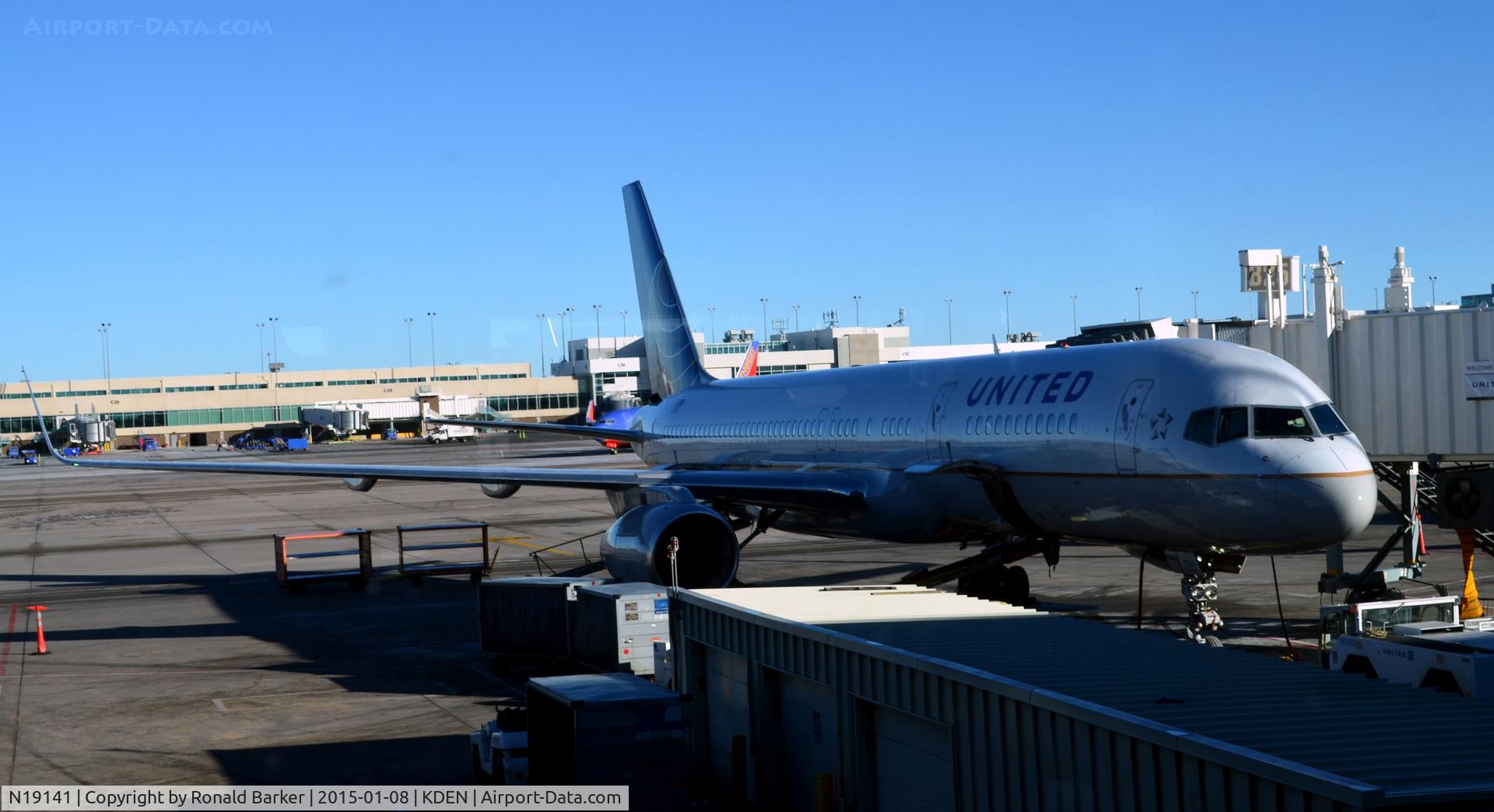 N19141, 2000 Boeing 757-224 C/N 30354, Gate B25 Denver