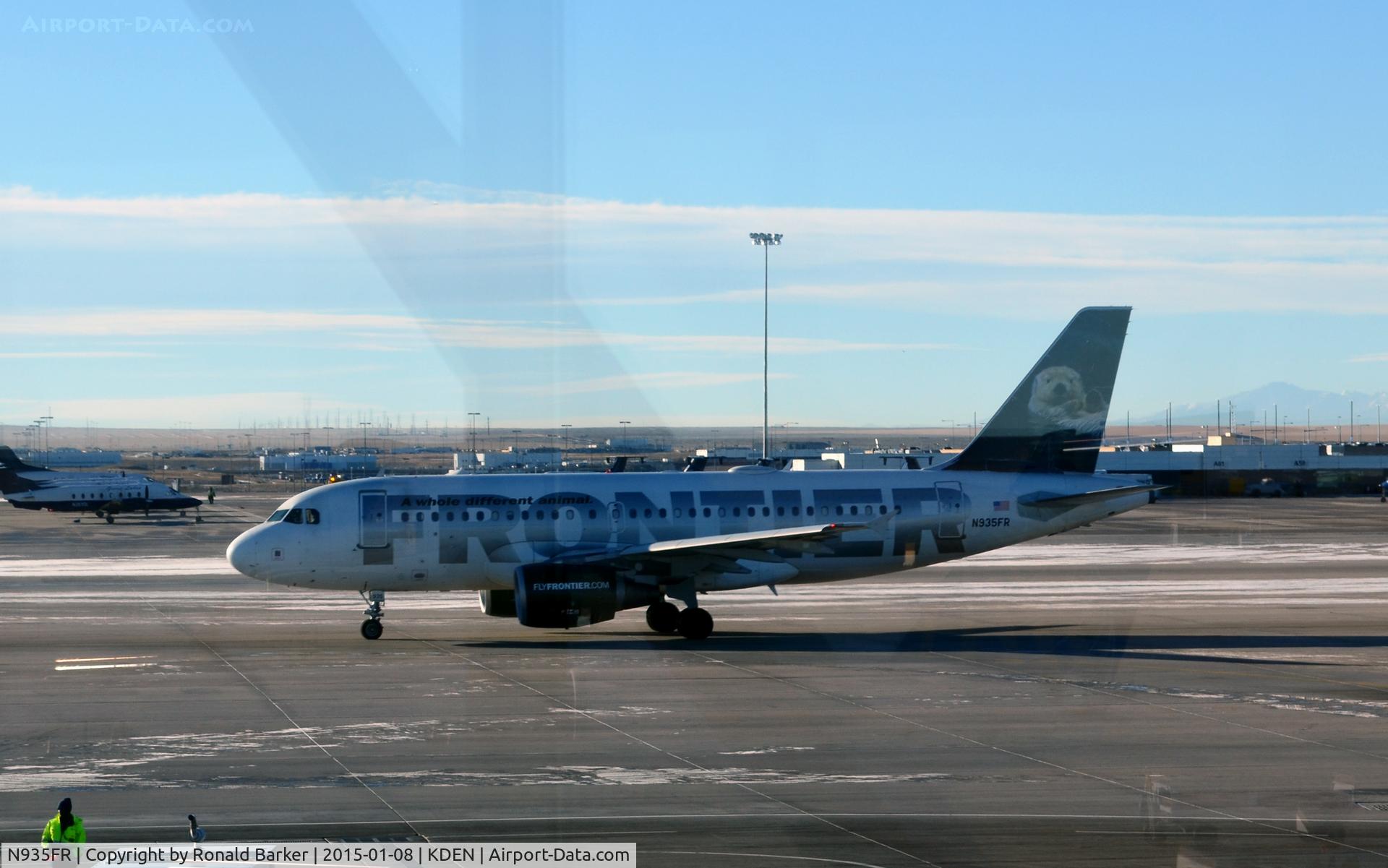 N935FR, 2004 Airbus A319-111 C/N 2318, Taxi Denver