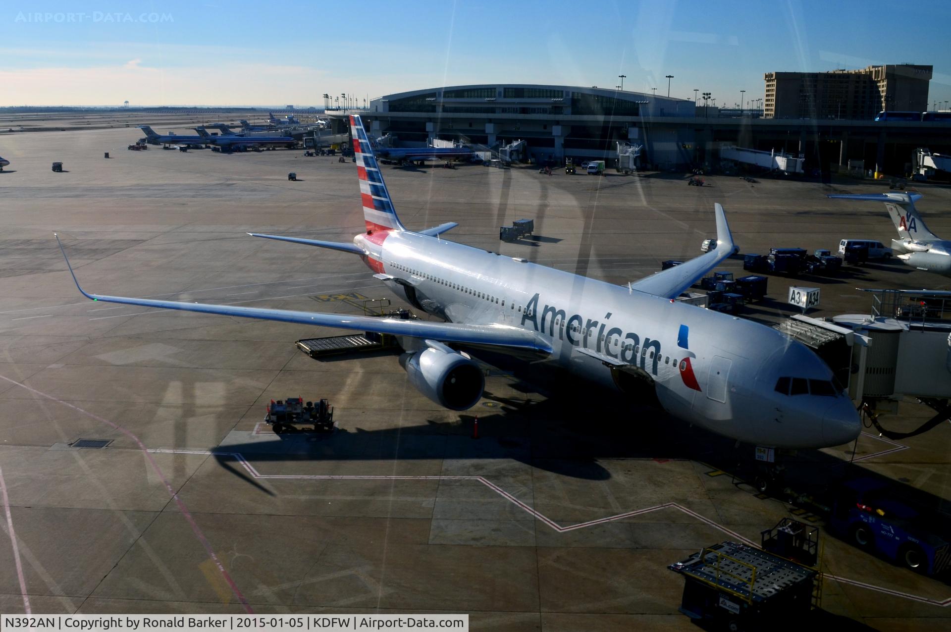 N392AN, 1998 Boeing 767-323 C/N 29429, Gate A34 DFW