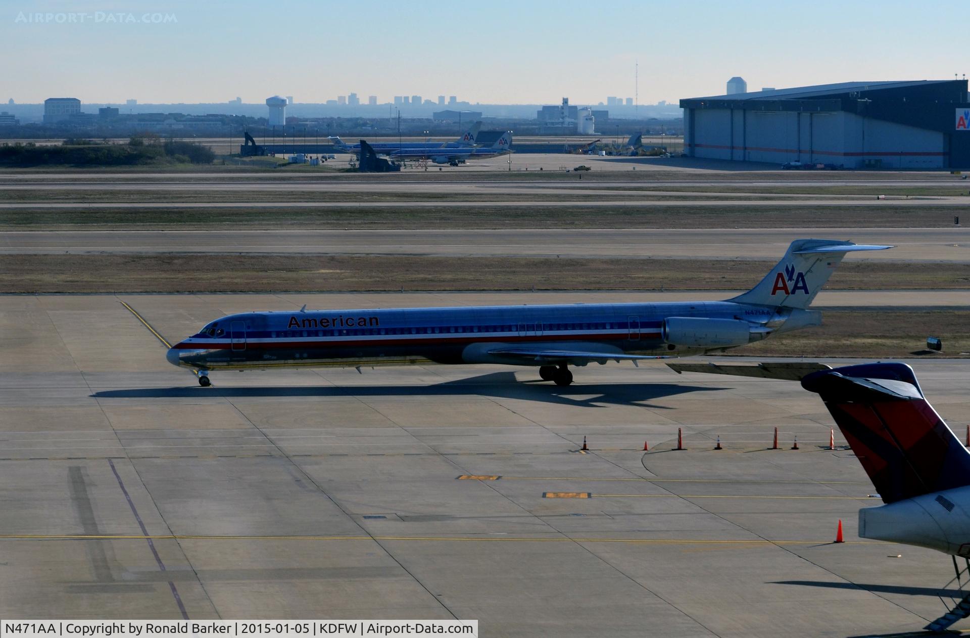 N471AA, 1988 McDonnell Douglas MD-82 (DC-9-82) C/N 49601, taxi DFW
