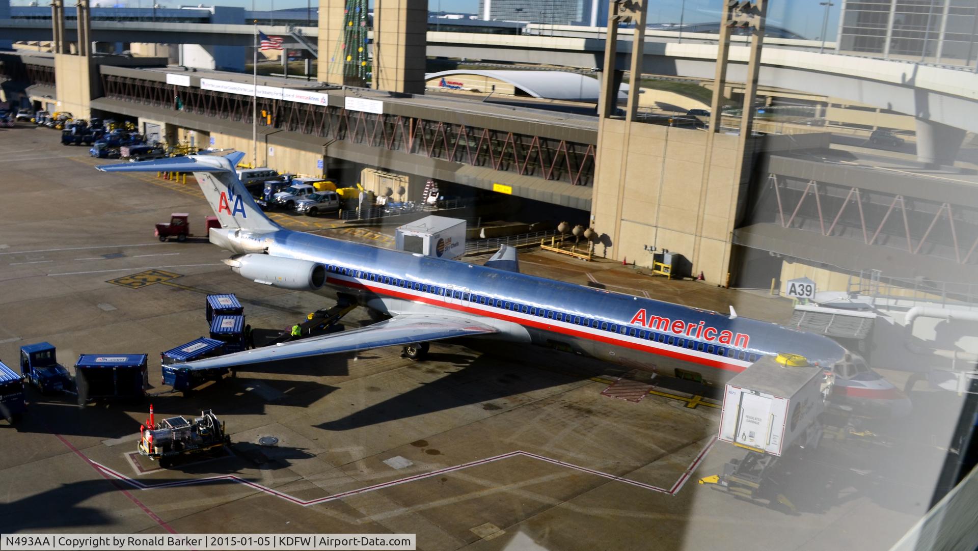 N493AA, 1989 McDonnell Douglas MD-82 (DC-9-82) C/N 49731, Gate A39 DFW