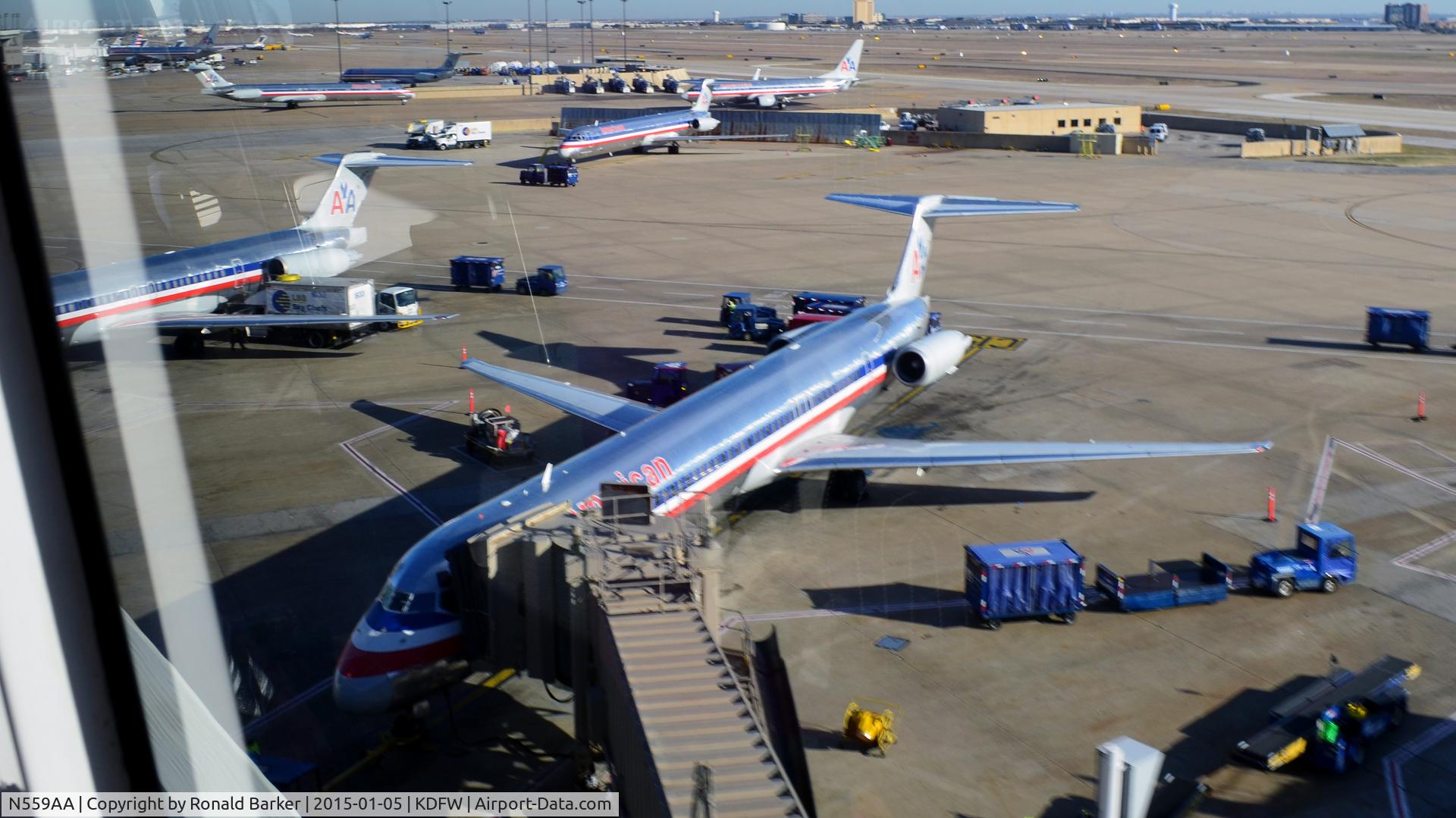 N559AA, 1991 McDonnell Douglas MD-82 (DC-9-82) C/N 53089, Gate C19 DFW