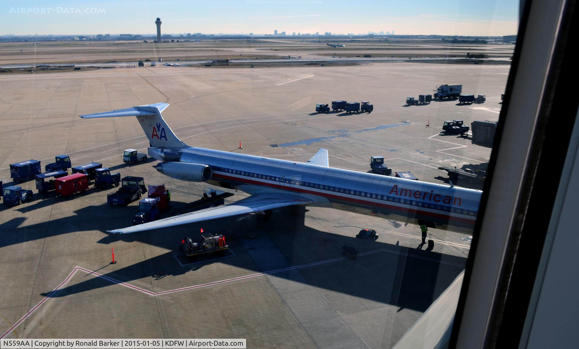 N559AA, 1991 McDonnell Douglas MD-82 (DC-9-82) C/N 53089, Gate C19 DFW