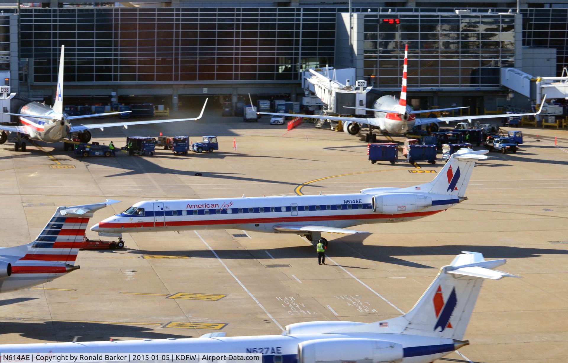 N614AE, 1998 Embraer ERJ-145LR (EMB-145LR) C/N 145086, Pushback DFW