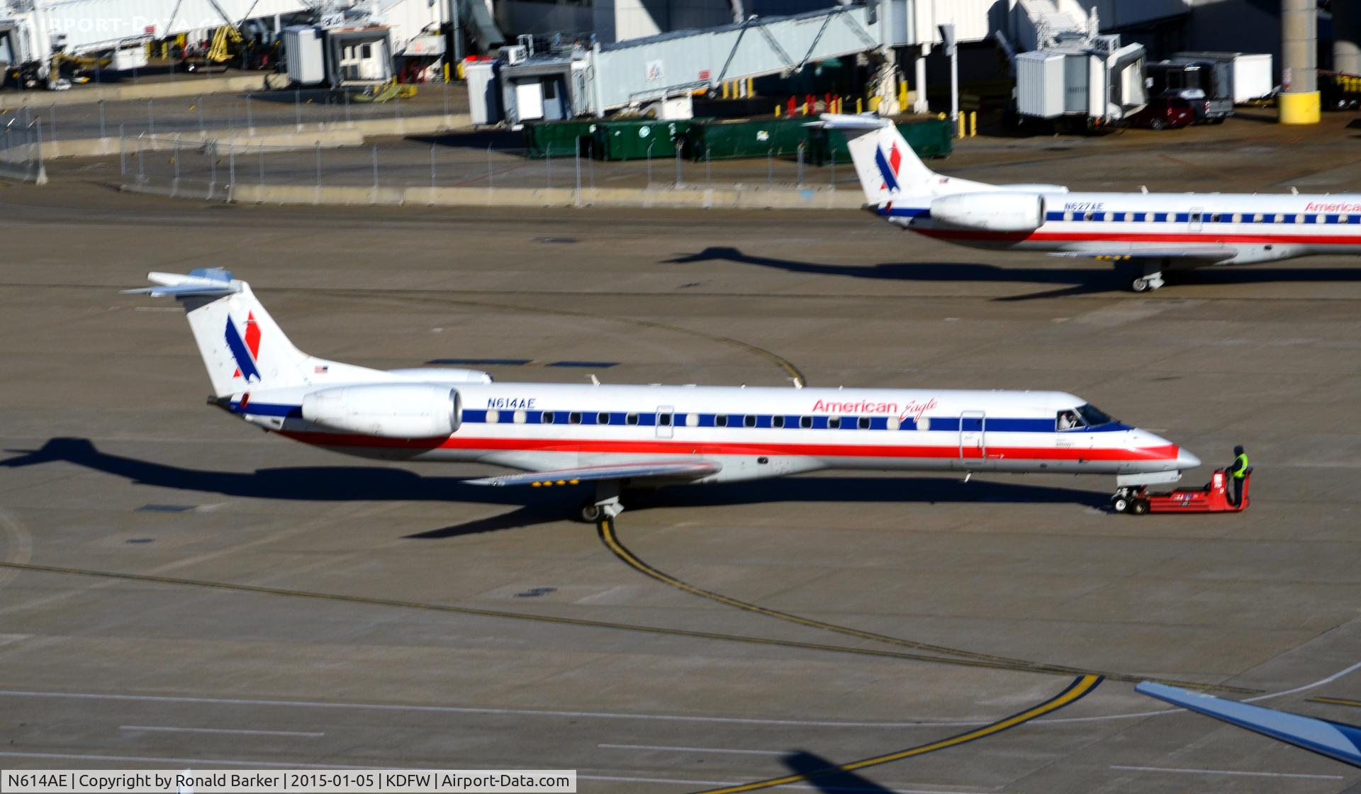 N614AE, 1998 Embraer ERJ-145LR (EMB-145LR) C/N 145086, Pushback DFW