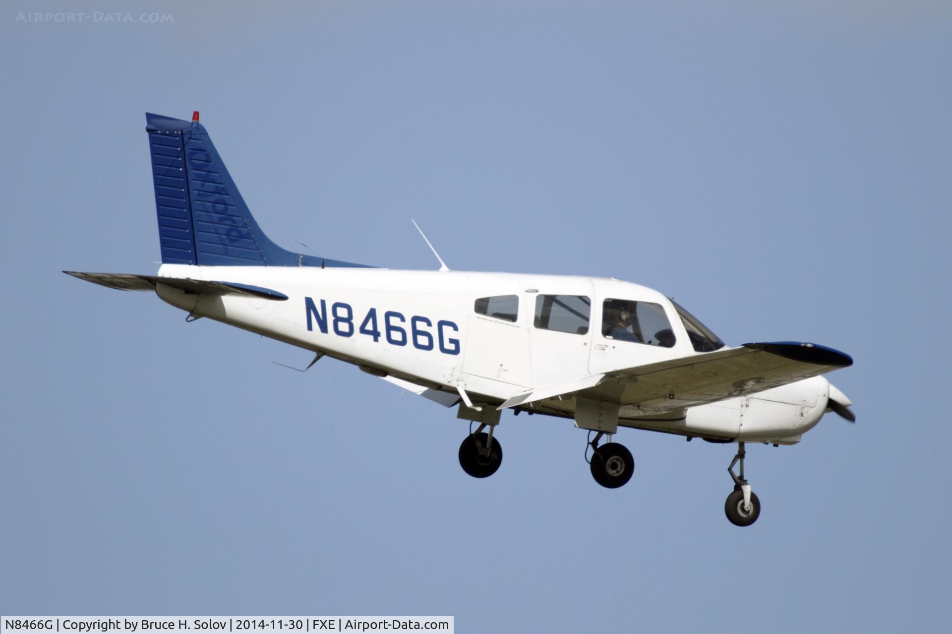 N8466G, 1981 Piper PA-28-161 C/N 28-8216064, On approach to runway 9