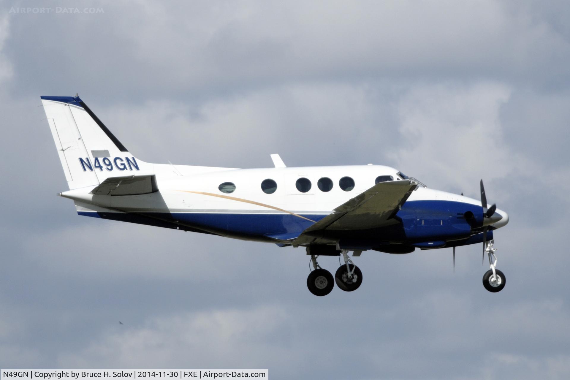 N49GN, 1968 Beech B90 C/N LJ-381, on approach to runway 9