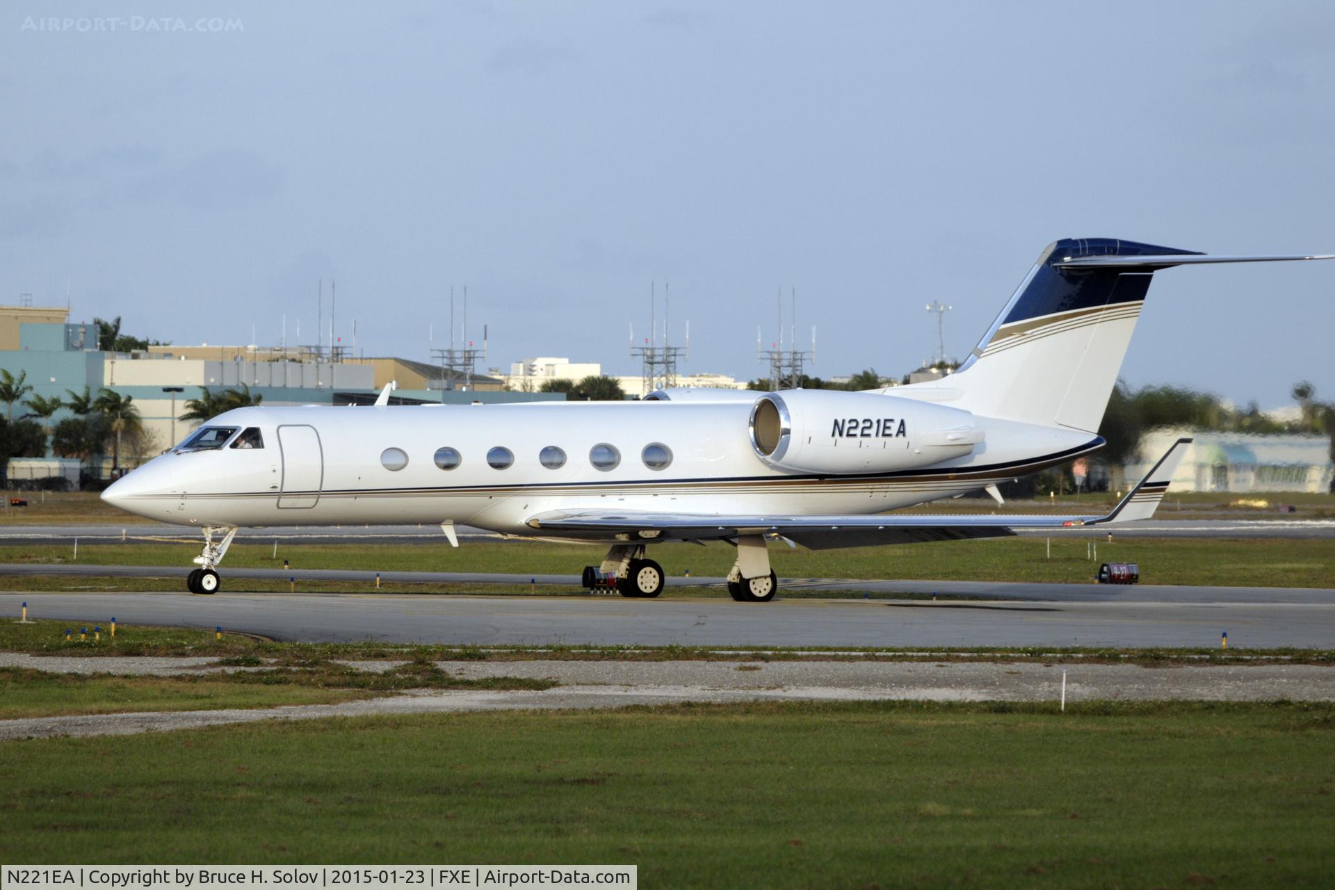 N221EA, 2002 Gulfstream Aerospace G-IV C/N 1476, Ready for departure