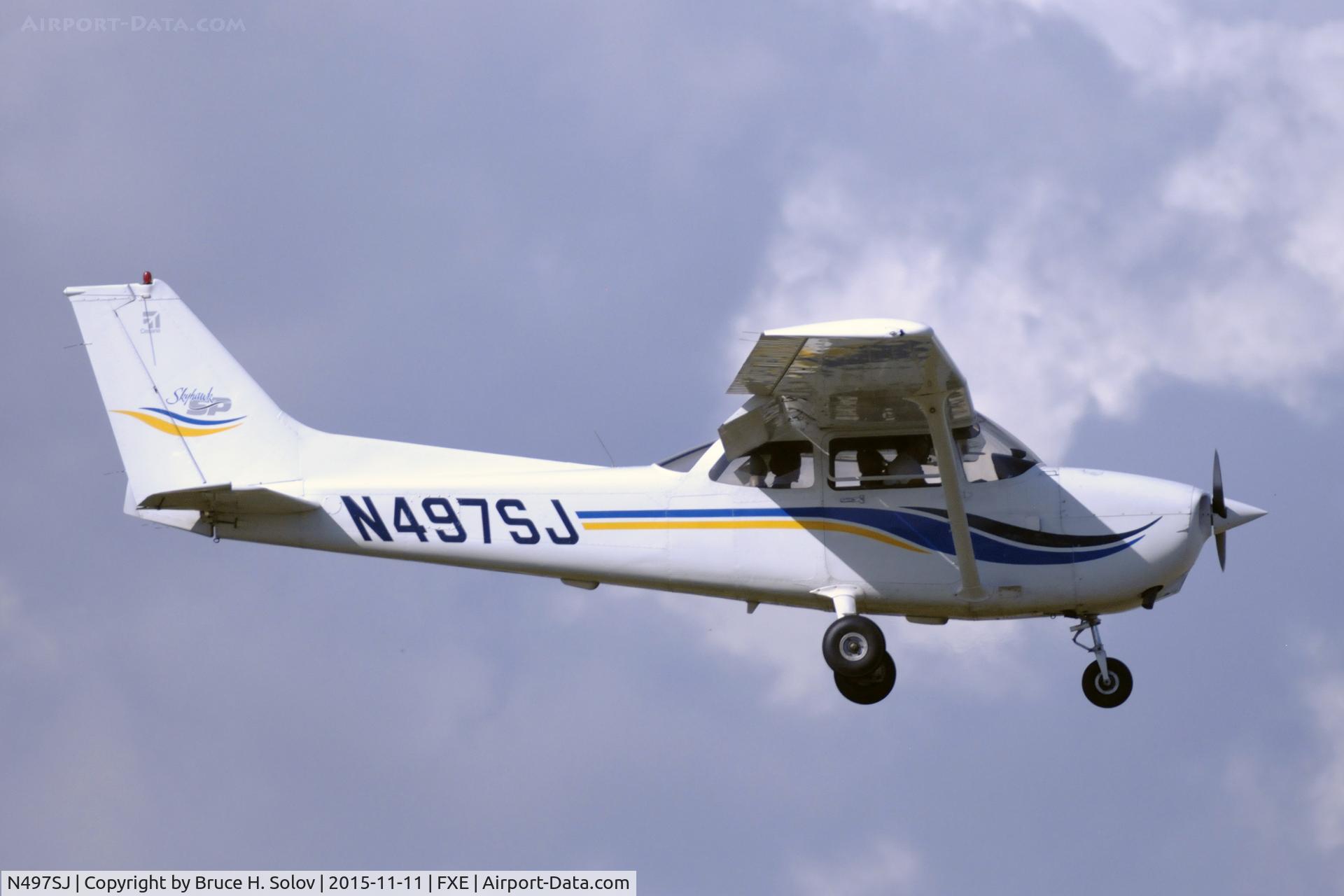 N497SJ, 2000 Cessna 172S C/N 172S8497, Approach to runway 9