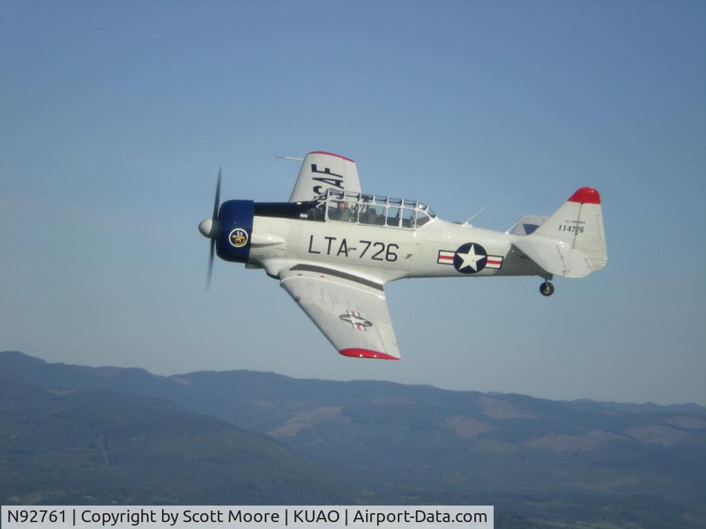 N92761, 1958 North American AT-6G Texan C/N 182-413 (51-14726), In flight in the Willamette Valley