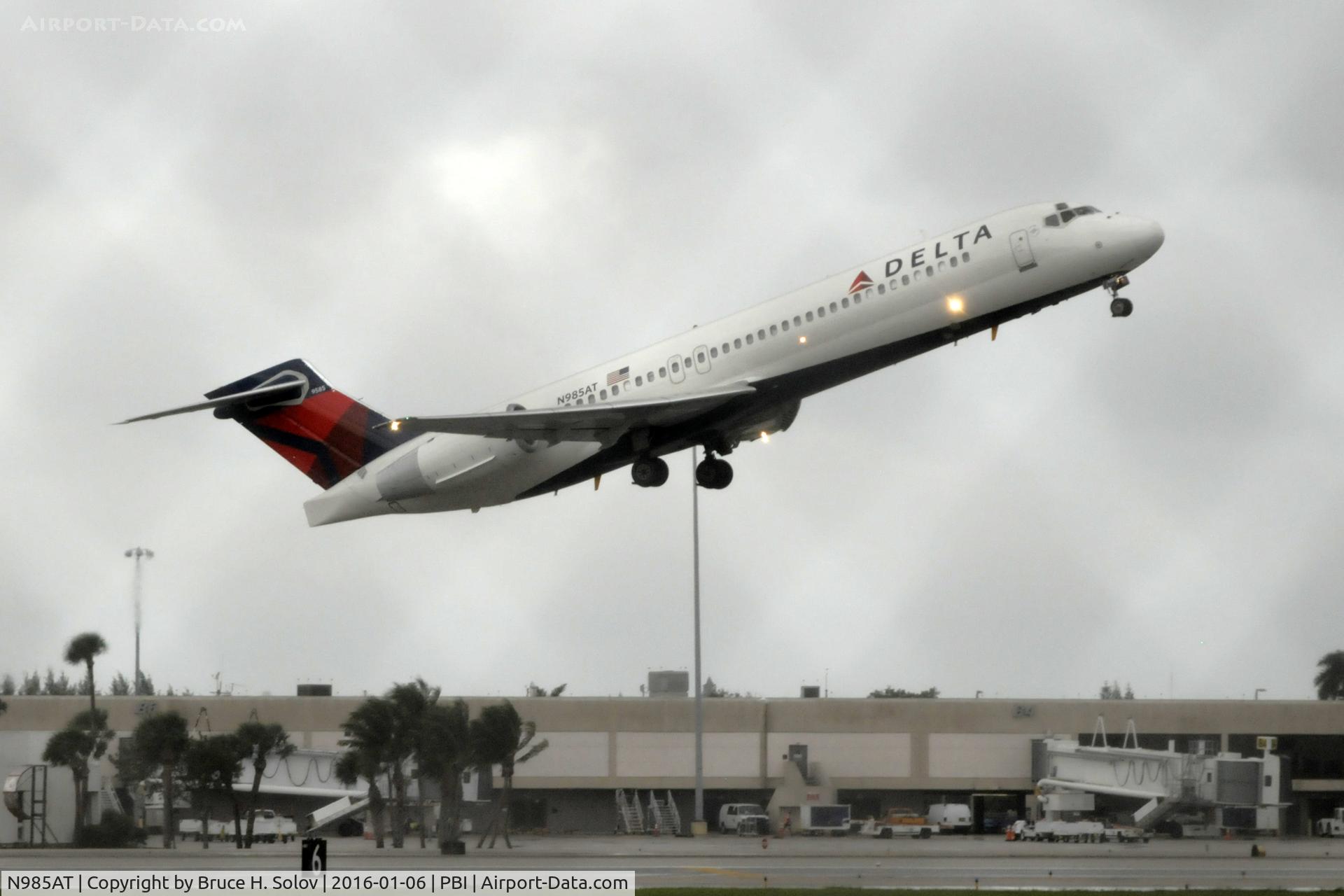 N985AT, 2001 Boeing 717-200 C/N 55090, Takeoff from PBI