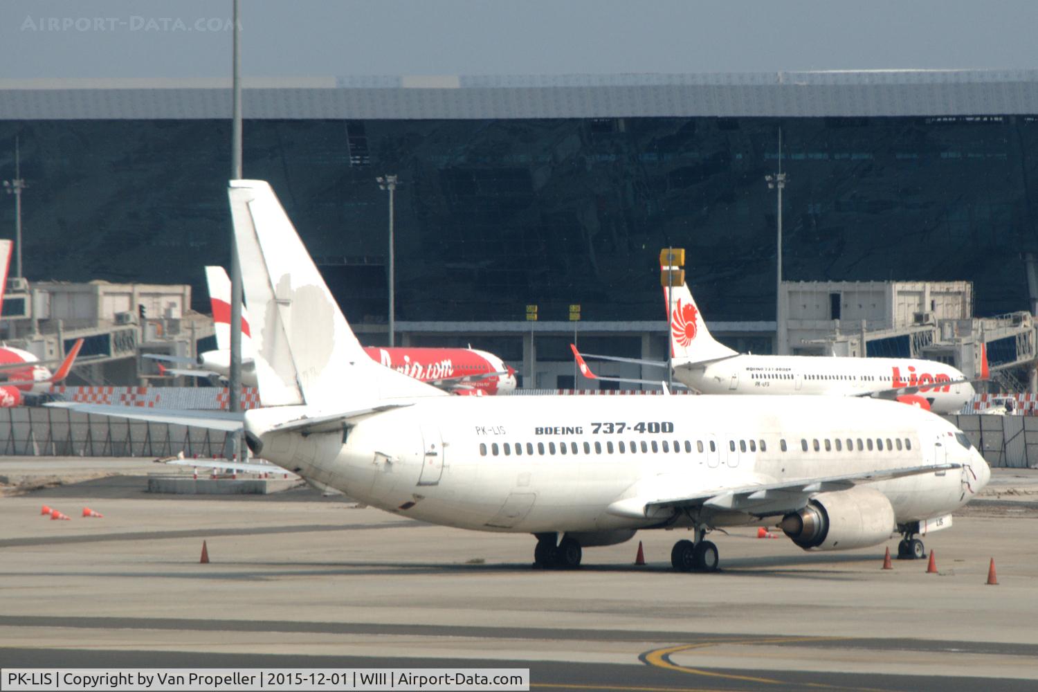 PK-LIS, 1990 Boeing 737-4Y0 C/N 24693, Boeing 737-400 taken out-of-service by Lion Airlines and parked at Jakarta's Soekarno-Hatta airport, Indonesia