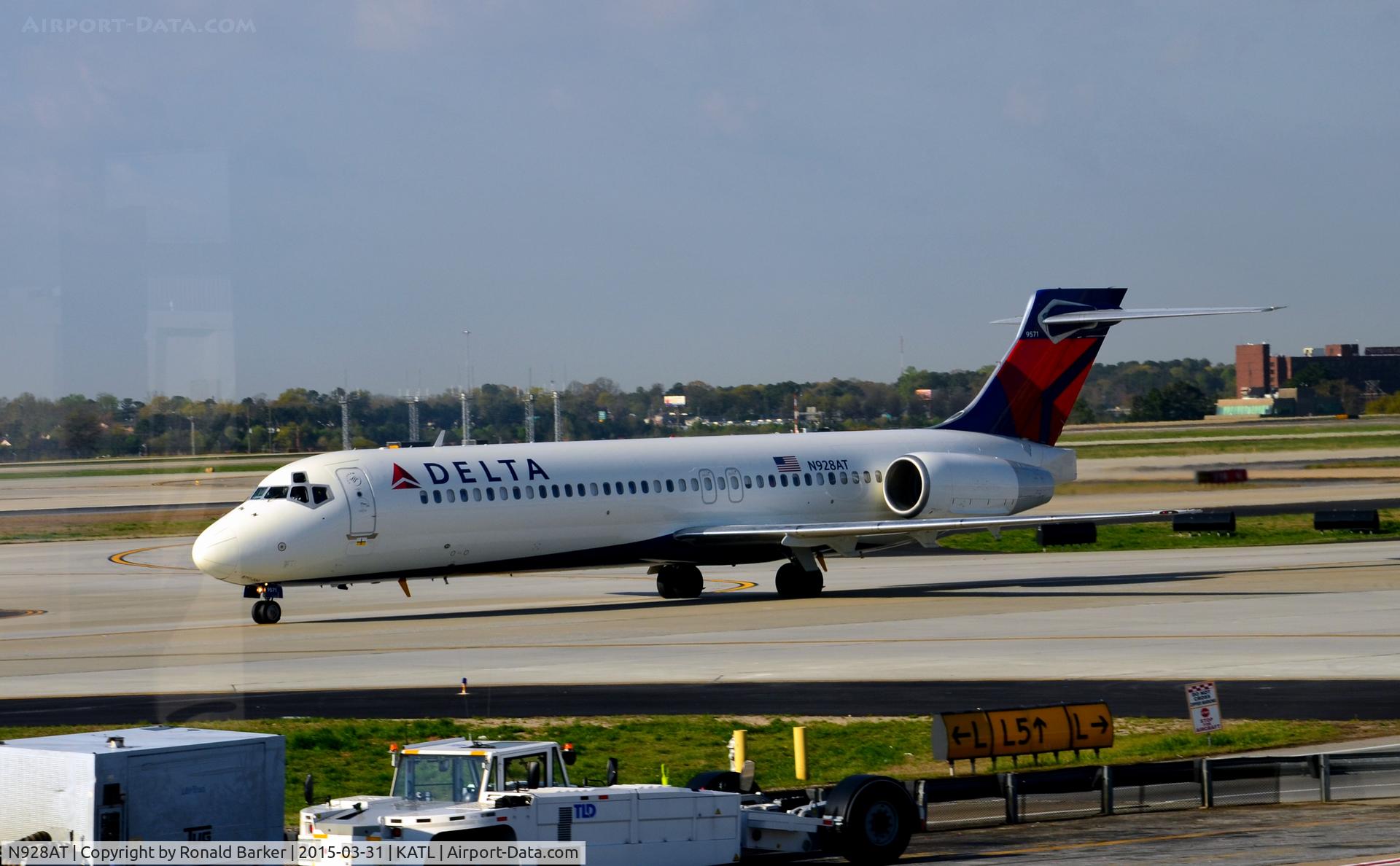 N928AT, 2000 Boeing 717-200 C/N 55076, Taxi to parking Atlanta
