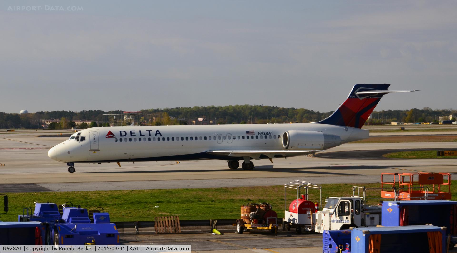 N928AT, 2000 Boeing 717-200 C/N 55076, Taxi to park Atlanta