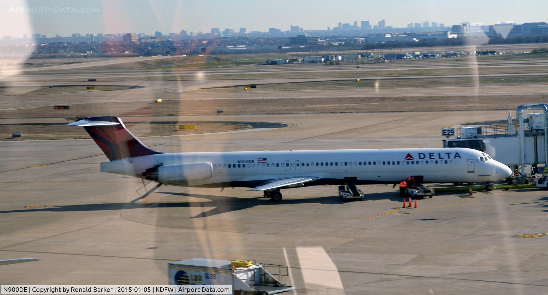 N900DE, 1992 McDonnell Douglas MD-88 C/N 53372, Gate E29 DFW