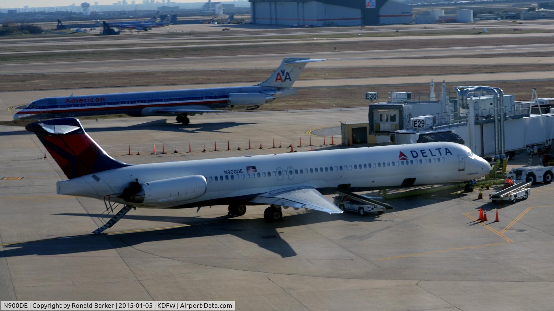 N900DE, 1992 McDonnell Douglas MD-88 C/N 53372, Gate E29 DFW